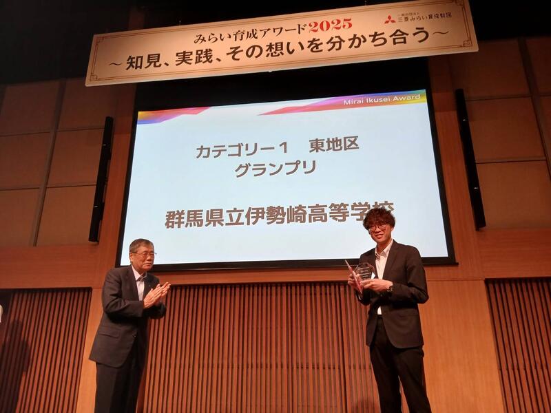 探究部長による盾と目録の授与